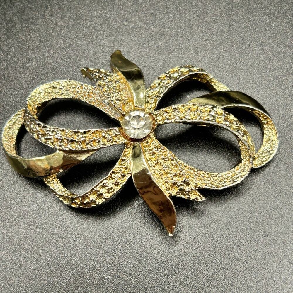 L0175 Gerry’s Brooch gold tone bow 2 1/4” Vintage